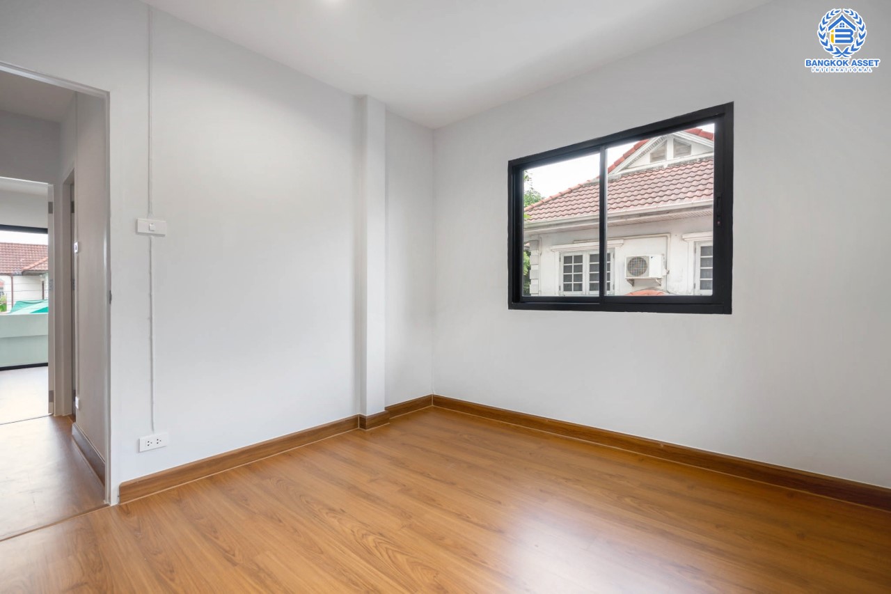 บ้านมือสองตกแต่งใหม่ ม.มณียา3 รัตนาธิเบศร์-ท่าอิฐ แบรนด์ Property Perfect หลังใหญ่ เนื้อที่  63 ตร.ว. ฟังก์ชั่นครบ! 4 ห้องนอน (มีห้องนอนชั้นล่าง) 2 ห้องน้ำ 2 ที่จอดรถ บนทำเลที่ดีที่สุด! เชื่อมต่อถ.รัตนาธิเบศร์ และถ.ราชพฤกษ์ ใจกลาง 2 เซ็นทรัลฯ ใกล้ MRT "สถานีบางรักน้อยท่าอิฐ"...